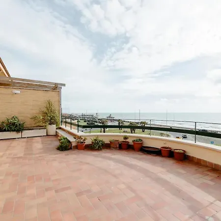 Seafront Penthouse 아파트